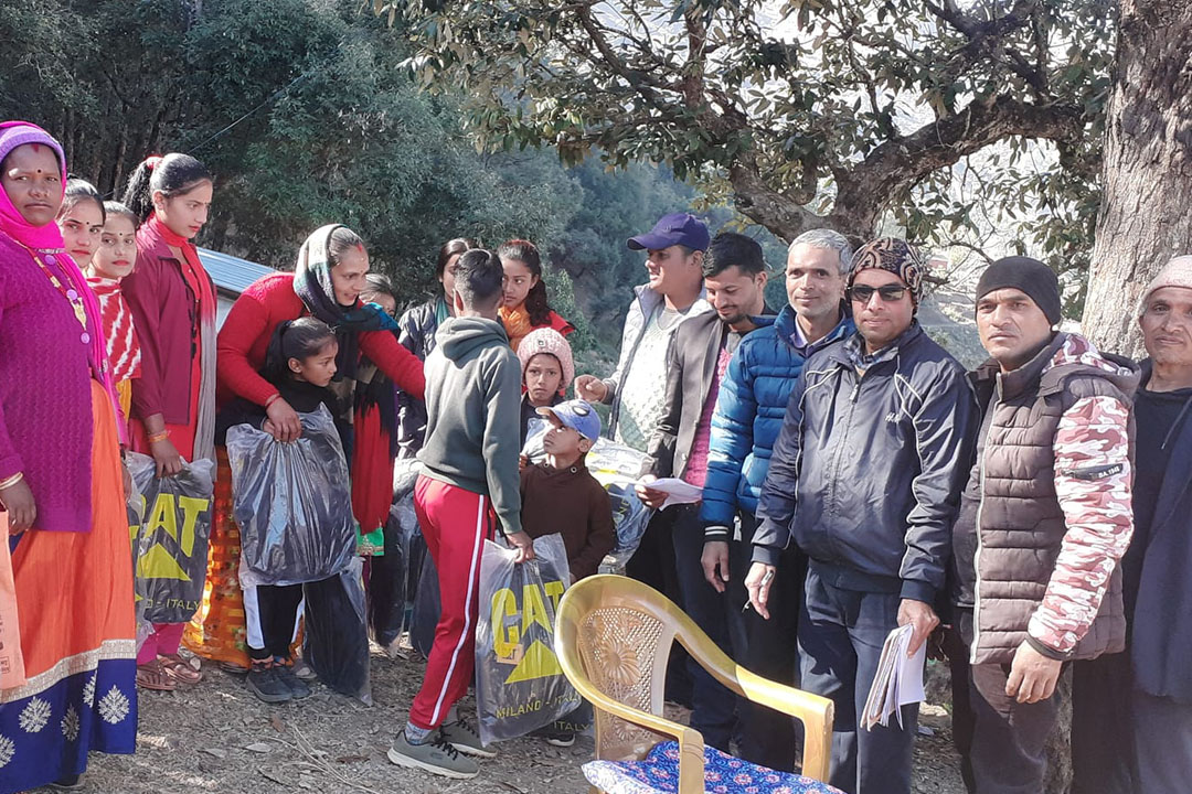 बैतडी : टुहुरा बालबालिकालाई झोला 